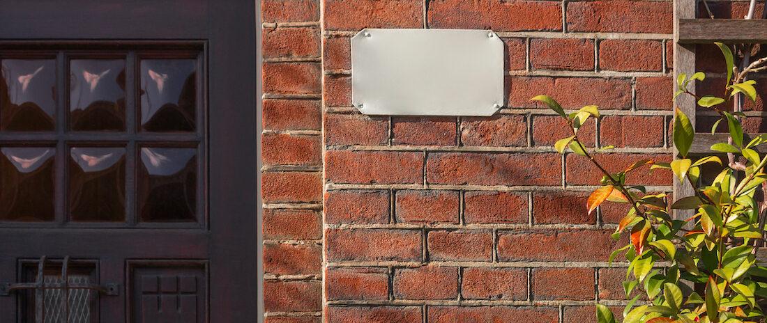 5 x naamplaat stijlen: laat een naamplaat maken die past bij jouw woning