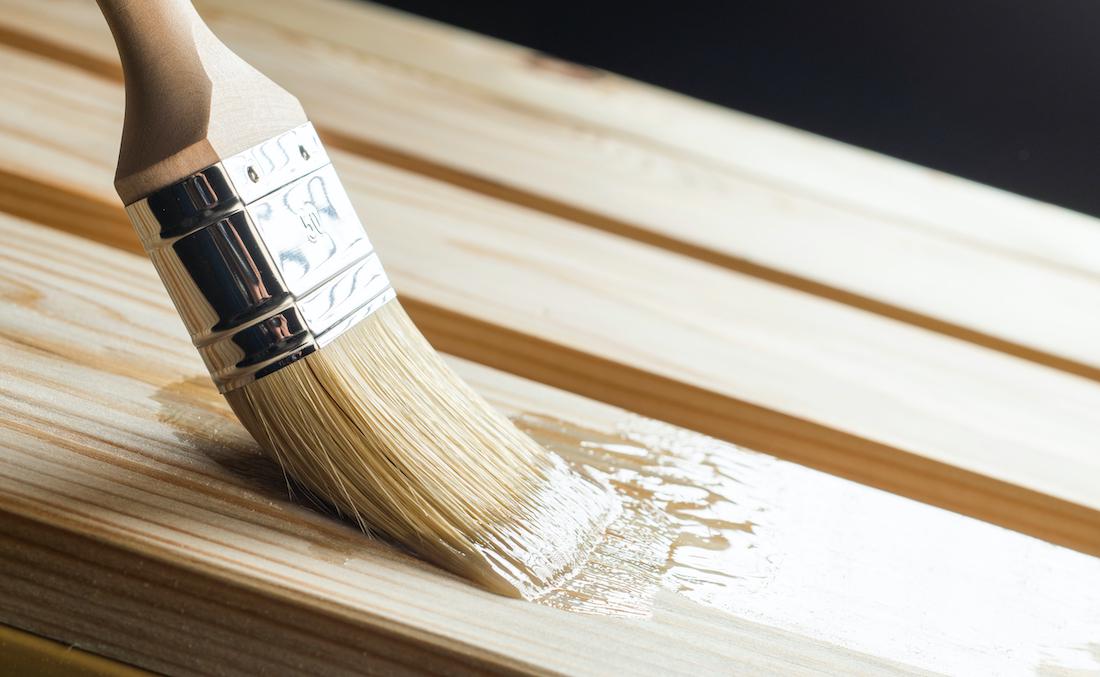 Lakken van hout binnen: geef in 5 stappen je meubels een nieuw leven
