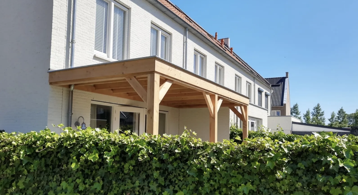 Een ontspannen zomer: kies voor een overkapping aan huis