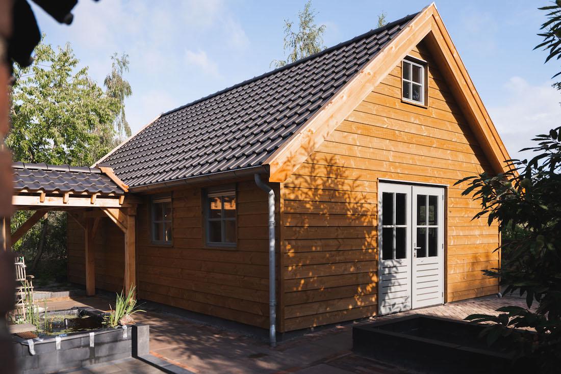 Een houten schuur bouwen in de tuin: van plan tot realiteit