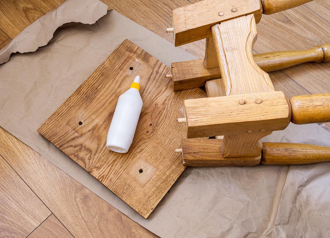 Geef je houten stoel een tweede leven met metalen accenten