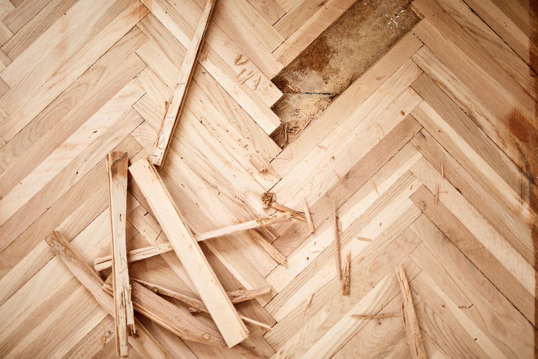 Oude vloer verwijderen: zelf doen of uitbesteden?