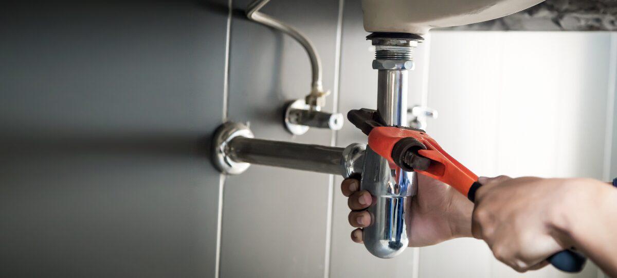 Zelf riool ontstoppen: 8 tips van een specialist