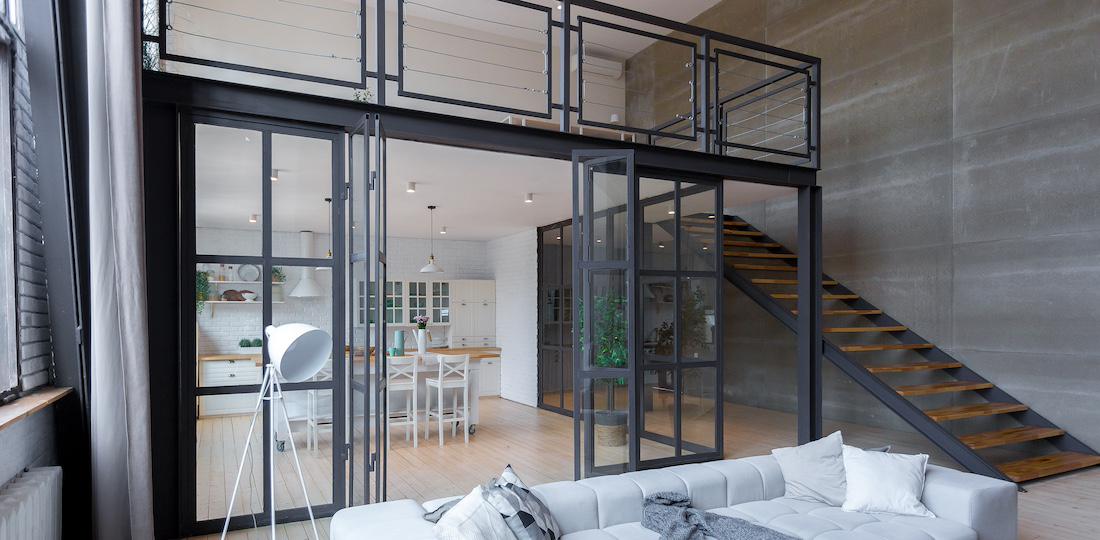 Hoe een glazen scheidingswand je interieur licht en ruimtelijk maken