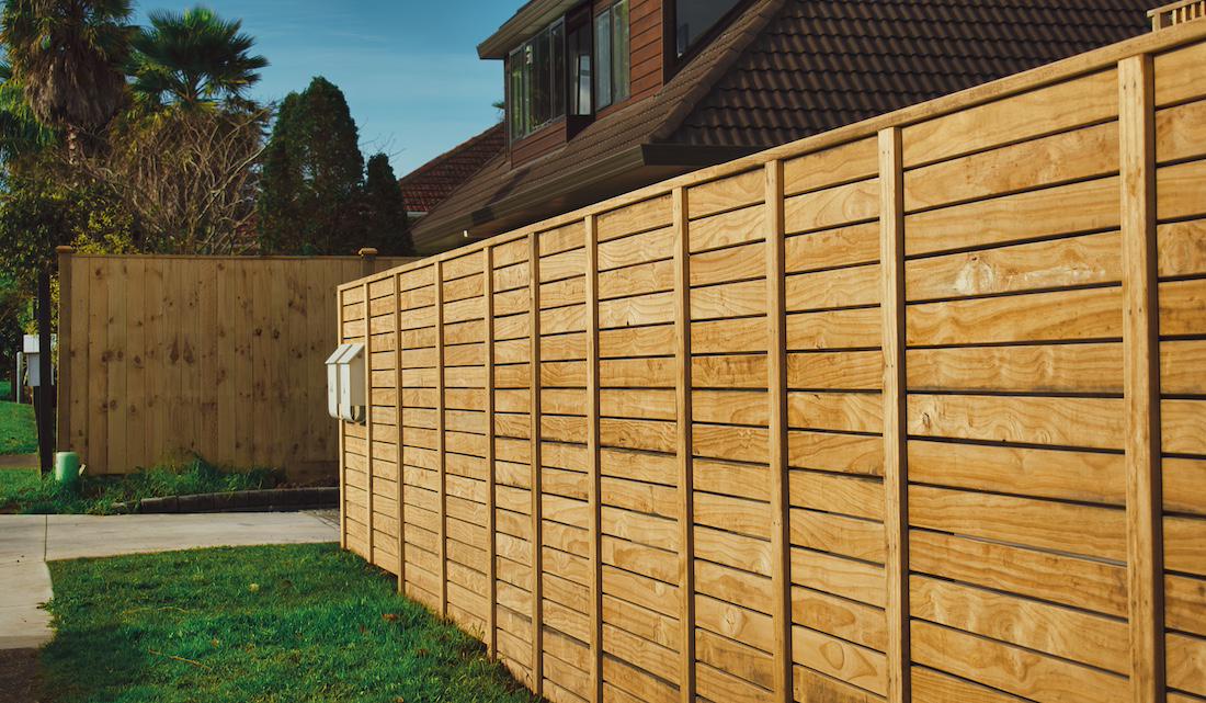 Hoe een schutting jouw tuin privacy en stijl geeft