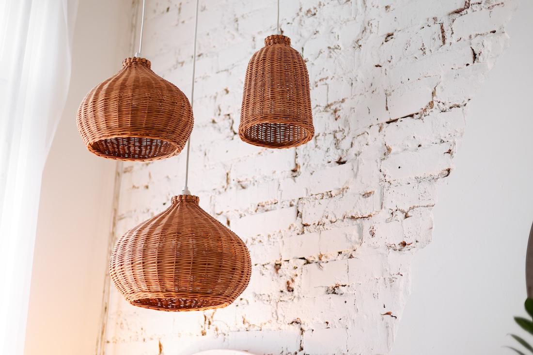 Aantrekkelijker wonen met en grote rotan hanglamp en railverlichting
