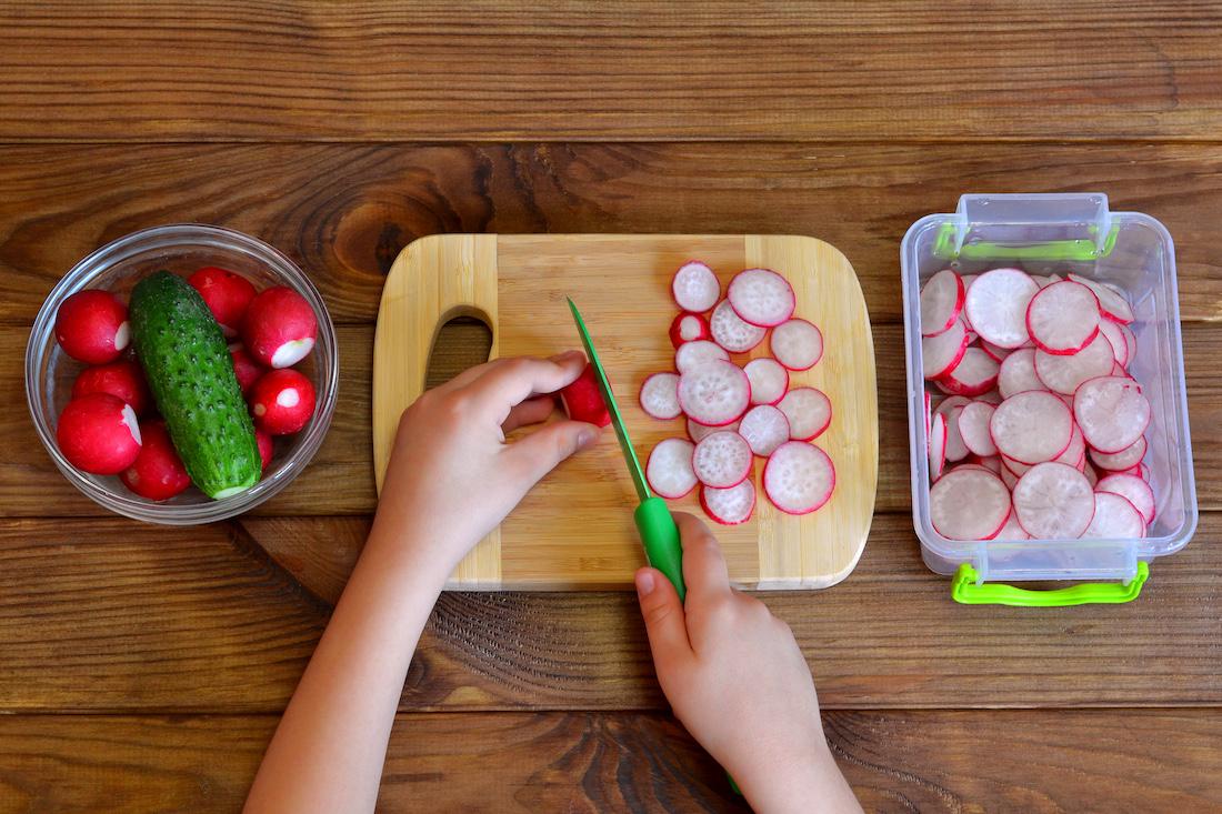 Samen koken met je kind: zo help je ze veilig op weg in de keuken