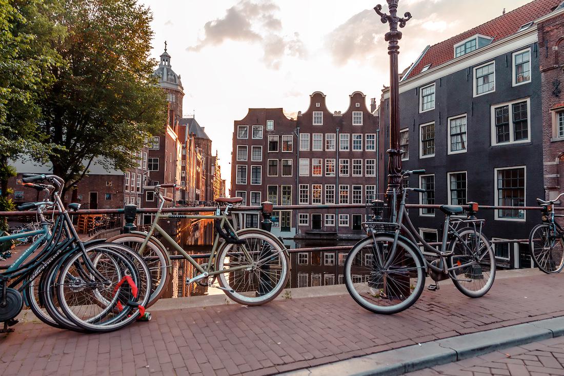 Verhuizen in Amsterdam.. Hoe een verhuislift je meubels én rug redt