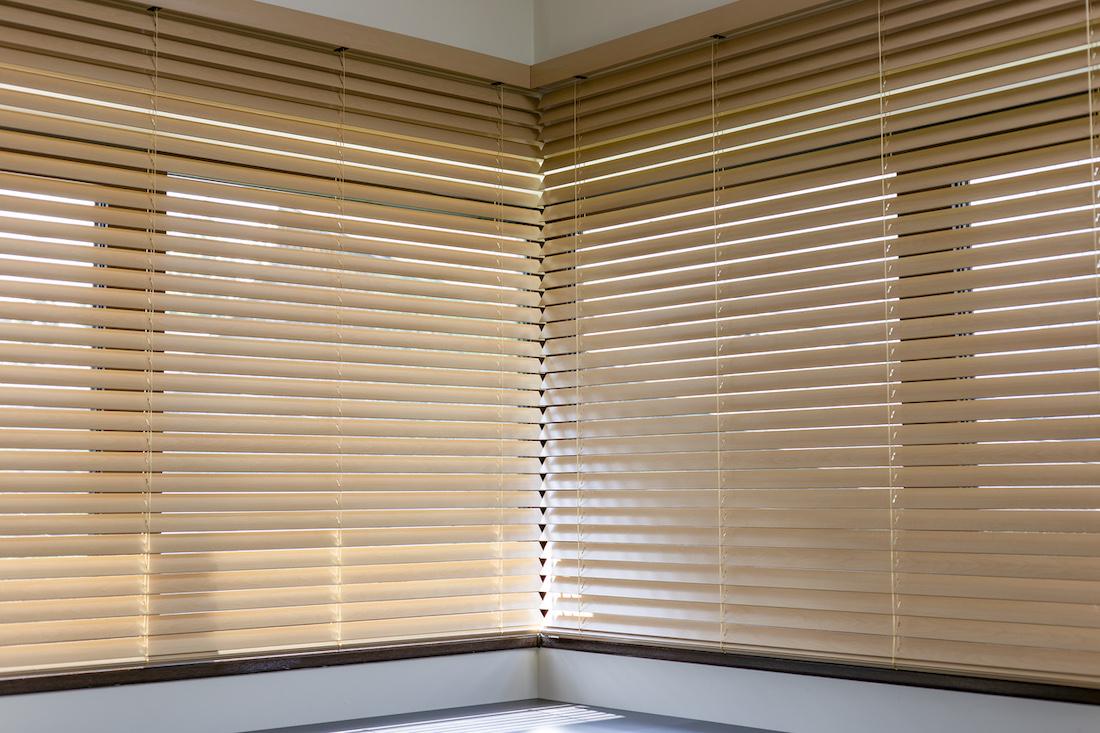 Stijlvolle en slimme raambekleding voor grote ramen