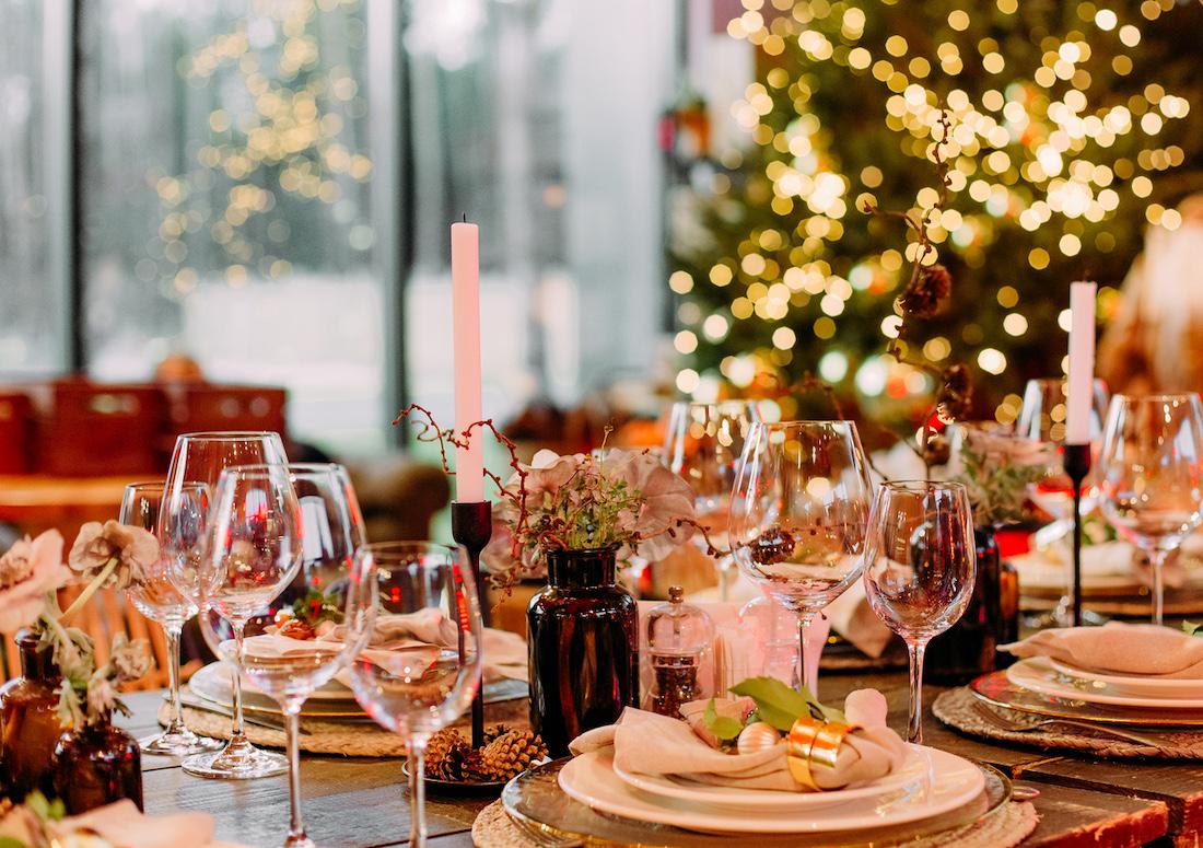 Harmonie op tafel en in de boom, hoe kerstservies en kerstballen samen een verhaal vertellen