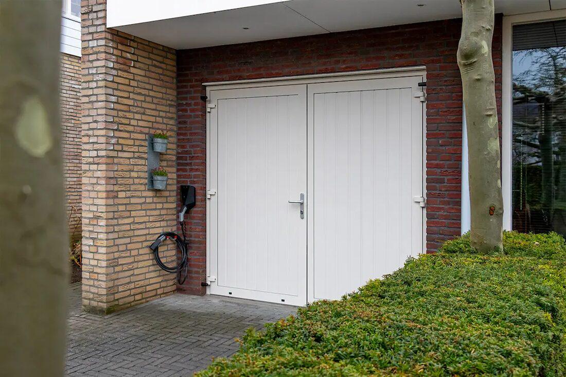 Comfort en stijl met een openslaande garagedeur