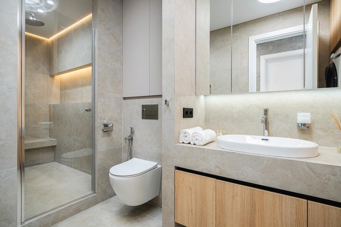 Badkamerspiegels: functionaliteit en design in de moderne badkamer