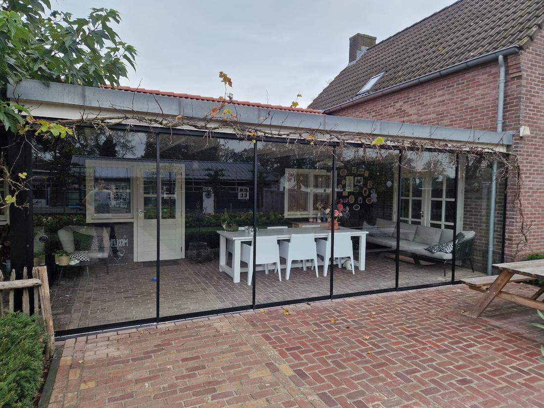 Creëer een naadloze overgang tussen binnen en buiten met een glazen schuifdeur en een overkapping aan huis