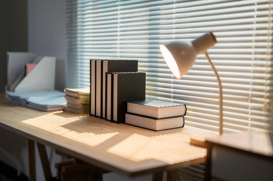 Slim licht voor je werkplek: zo kies je de juiste bureaulamp