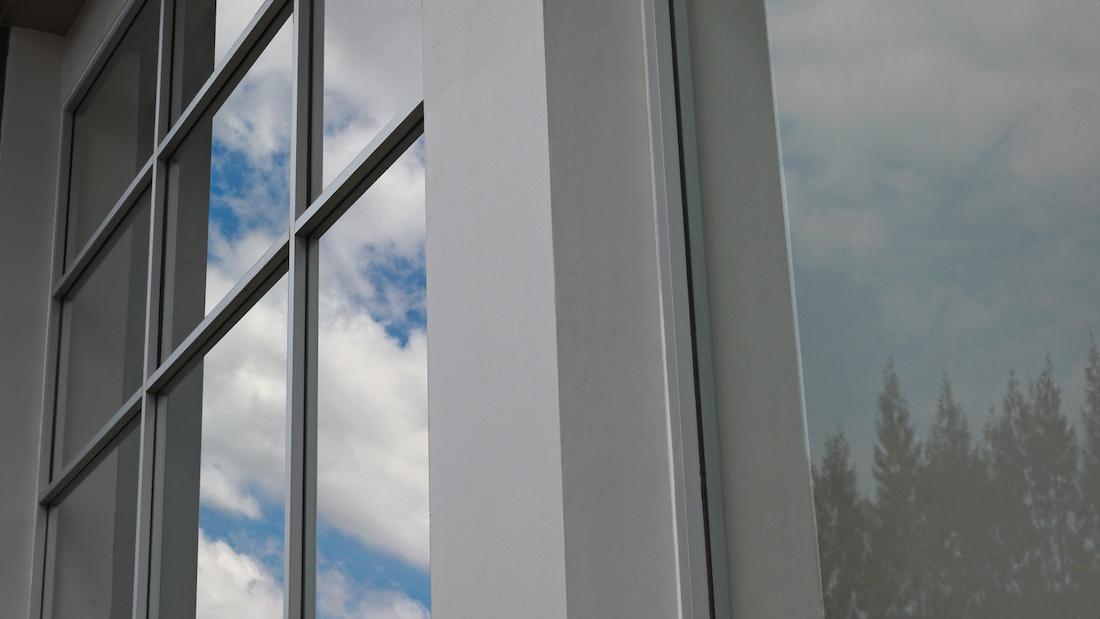 Meer privacy in huis met spiegelfolie tijdens donkere dagen