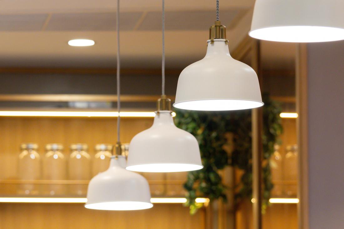 Hanglamp boven de eettafel: kies afmeting van de lamp vóór stijl