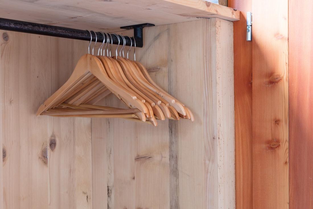 Waarom een steigerhouten kledingkast de perfecte keuze is voor jouw slaapkamer