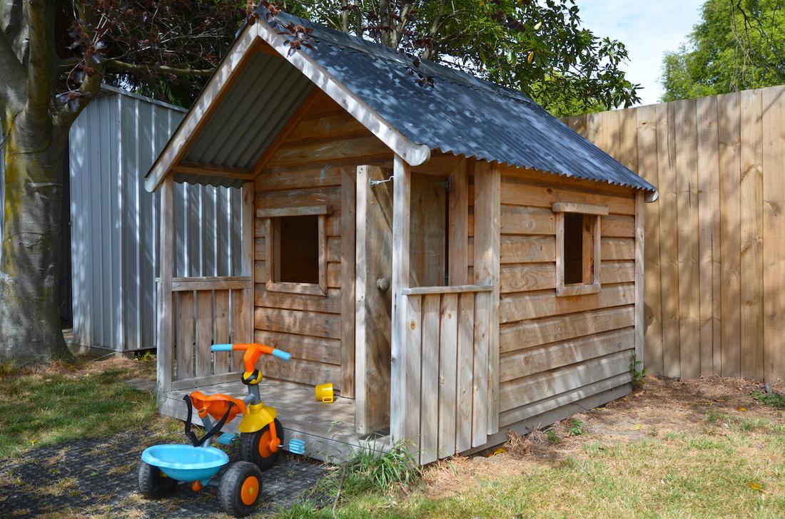 Waarom een houten speelhuis de zomer nét wat leuker maakt